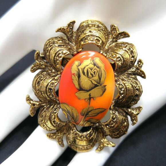 Vintage Gold Rose Orange Lucite Brooch, Ornate Scalloped Frame, 1960s, 1 7/8 In - Picture 3 of 10
